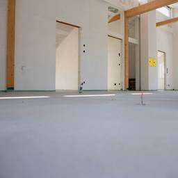 Zdjęcie artykułu Zalety wylewki anhydrytowej na ogrzewaniu podłogowym. Wylewka anhydrytowa kontra cementowa